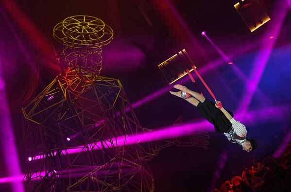 ロシア・サンクトペテルブルクで、ボリショイ・サンクトペテルブルク国立サーカスに出演する空中曲芸師 - Sputnik 日本