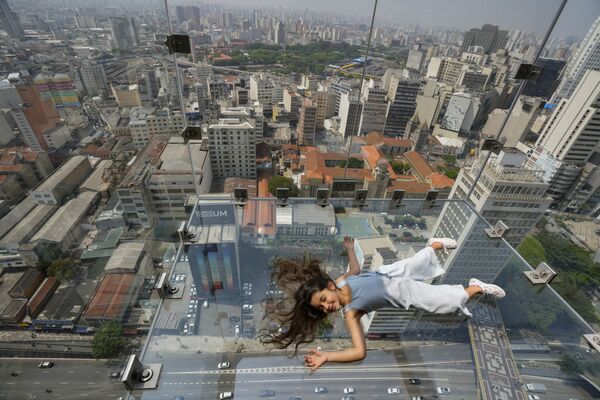 ブラジル・サンパウロのにある高層ビル「ルックアウトバレー（Mirante do Vale）」に設置されたガラス張りの展望台「Sampa Sky」に横たわる少女 - Sputnik 日本