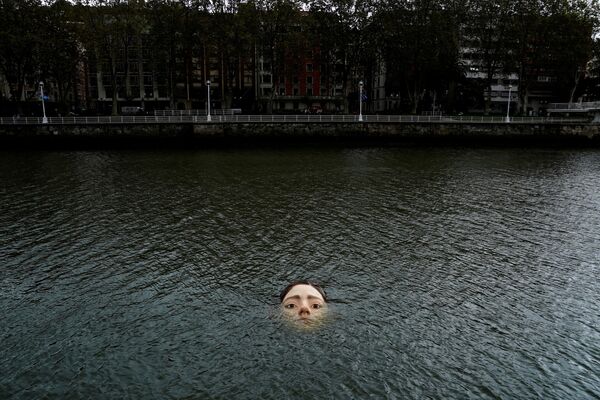 スペイン・ビルバオの川に設置された少女の彫刻「ビハール（バスク語で「明日」）」 - Sputnik 日本