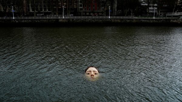 スペイン・ビルバオ市河川の「溺れる少女」プロジェクト主催者：私たちみんな、そして未来のため - Sputnik 日本