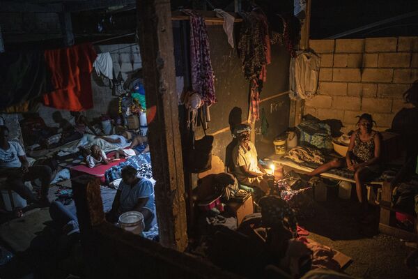 ハイチ・ポルトープランスで、ギャングによって家を失い避難所となった学校に暮らす人々 - Sputnik 日本