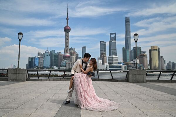 中国・上海の外灘でウェディング写真を撮影する夫婦 - Sputnik 日本