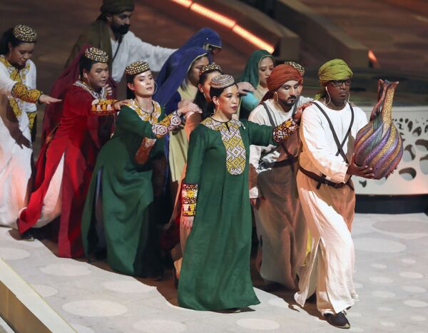 アラブ首長国連邦（UAE）・ドバイで開幕した万博のオープニングセレモニーでパフォーマンスを披露するアーティストら - Sputnik 日本