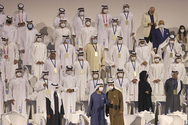 アラブ首長国連邦（UAE）・ドバイで開幕した万博のオープニングセレモニーに出席したムハンマド・ビン・ラーシド・アール・マクトゥーム副大統領兼首相（中央）とアブダビ首長国皇太子のムハンマド・ビン・ザーイド・アール・ナヒヤーン氏（右） - Sputnik 日本