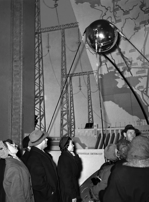 モスクワで世界初の人工衛星「スプートニク1号」の複製を見る人々。この日、ソ連はスプートニク1号の打ち上げに成功した（1957年10月4日） - Sputnik 日本
