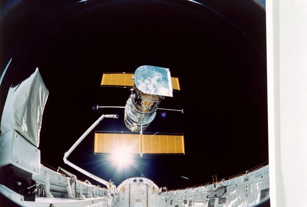 スペースシャトル・ディスカバリー号が見た、前日に打ち上げられたハッブル宇宙望遠鏡（1990年4月25日） - Sputnik 日本