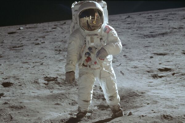 宇宙船「アポロ11号」の船外活動で、人類で初めて月面を歩くバズ・オルドリン宇宙飛行士（1969年7月20日） - Sputnik 日本
