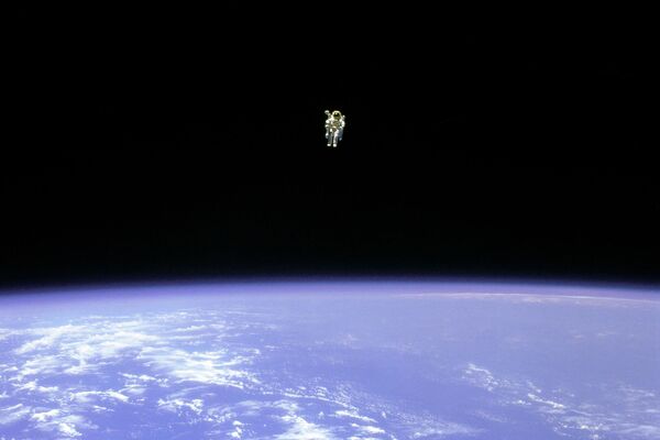 スペースシャトル・チャレンジャーの外で、人類初の命綱なしでの宇宙遊泳に成功したブルース・マッカンドレス宇宙飛行士（1984年2月12日） - Sputnik 日本