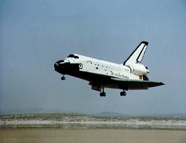 ミッション（STS-107）を終え米カリフォルニア州エドワーズ空軍基地に着陸するスペースシャトル・コロンビア（1981年4月14日）。宇宙に到達した最初のスペースシャトルとなった - Sputnik 日本