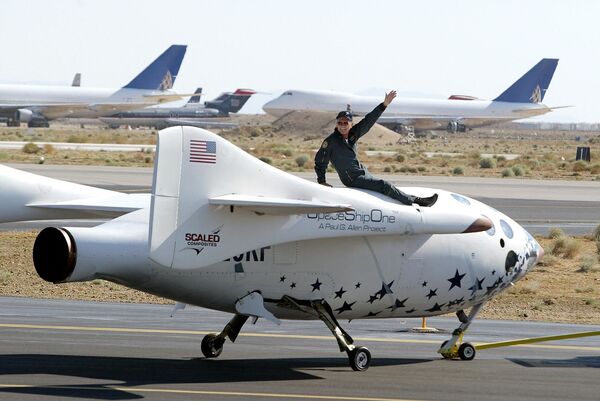 米カリフォルニア州のモハベ空港で有人宇宙船「スペースシップワン」に搭乗するマイクメル・ビル氏（2004年7月21日）。世界初の民間企業による有人宇宙飛行を成功させた - Sputnik 日本