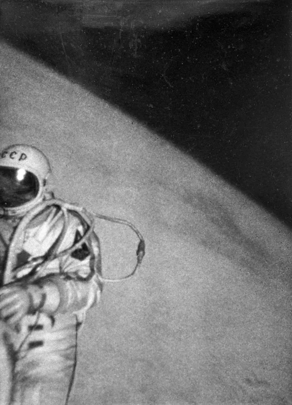 宇宙船「ボスホート2号」の外で、人類初の宇宙遊泳をするアレクセイ・レオーノフ宇宙飛行士（1965年3月18日） - Sputnik 日本