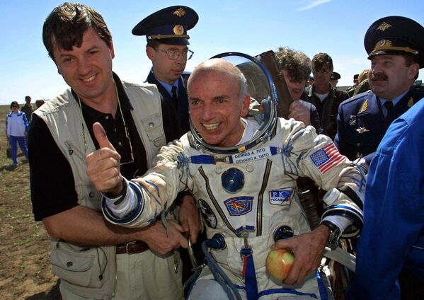 国際宇宙ステーションの短期滞在から地球へ帰還した米国の実業家、デニス・チトー氏（2001年5月6日）。世界で初めて自費で宇宙旅行をした人物に - Sputnik 日本