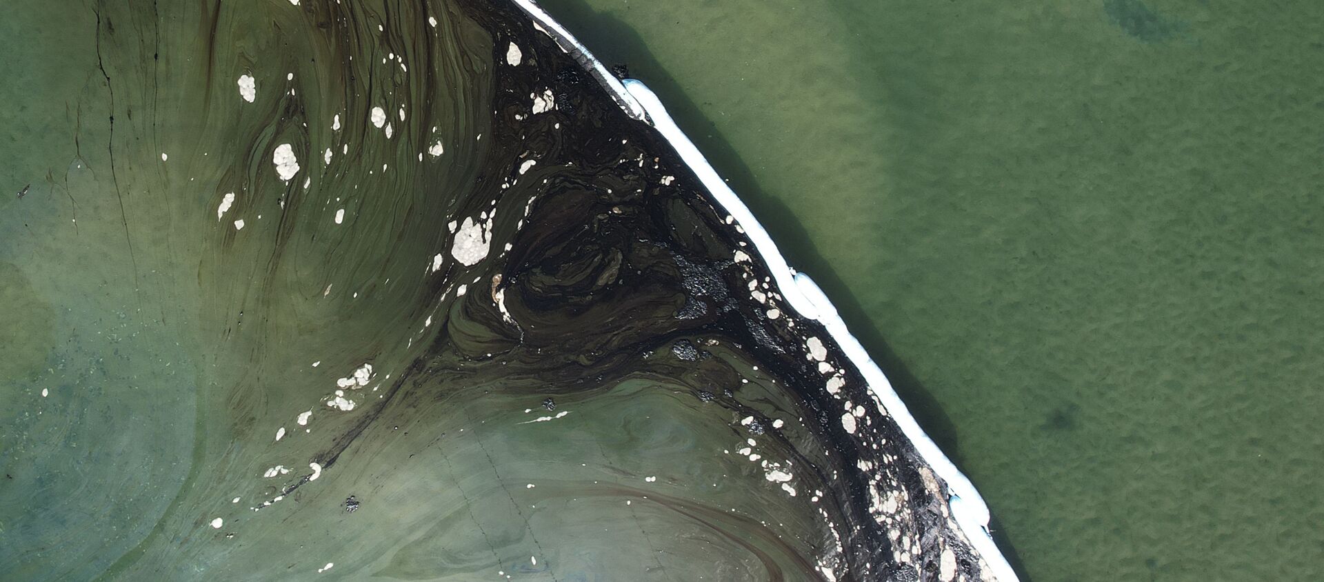 ニューポートビーチの海岸で、パイプラインから到達した原油を封じ込めるオイルフェンス - Sputnik 日本, 1920, 05.10.2021