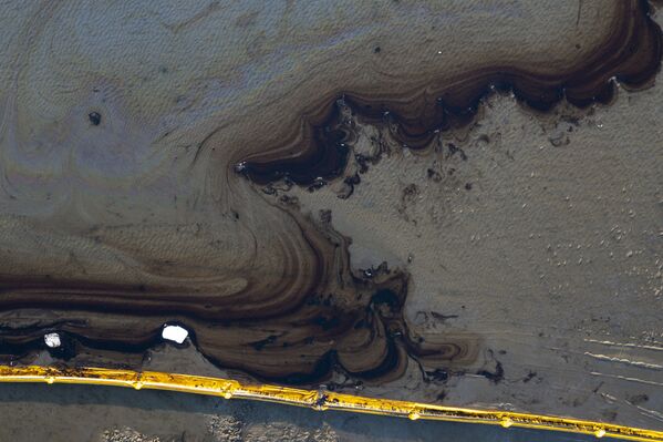 ニューポートビーチの海岸で、パイプラインから到達した原油を封じ込めるオイルフェンス - Sputnik 日本