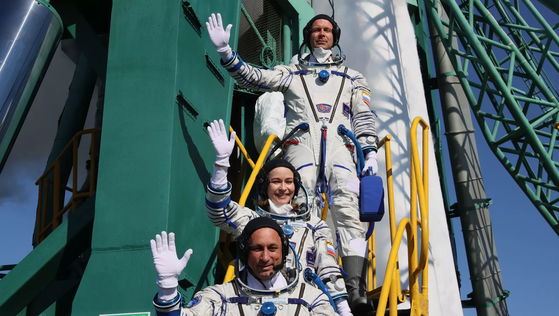 Члены основного экипажа  на Международную космическую станцию перед стартом космического корабля Союз МС-19 