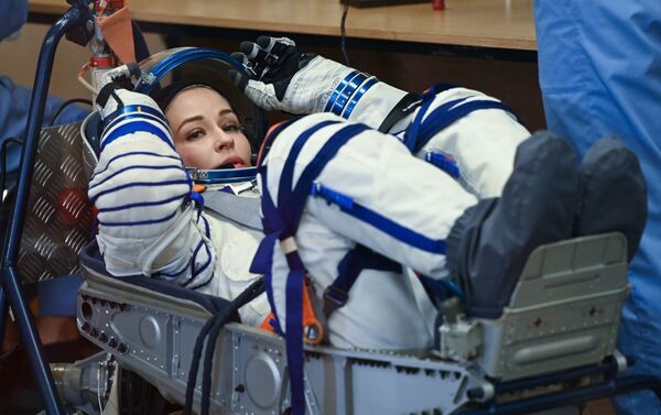 Член основного экипажа 66-й экспедиции на Международную космическую станцию актриса Юлия Пересильд во время облачения в скафандр перед стартом космического корабля Союз МС-19 на космодроме Байконур. Запуск пилотируемого корабля Союз МС-19 с членами экипажа МКС-66 запланирован на 5 октября 2021 года со стартового комплекса Восток №31 космодрома Байконур. Юлия Пересильд и Клим Шипенко отправляются на МКС для съемок художественного фильма Вызов. - Sputnik 日本