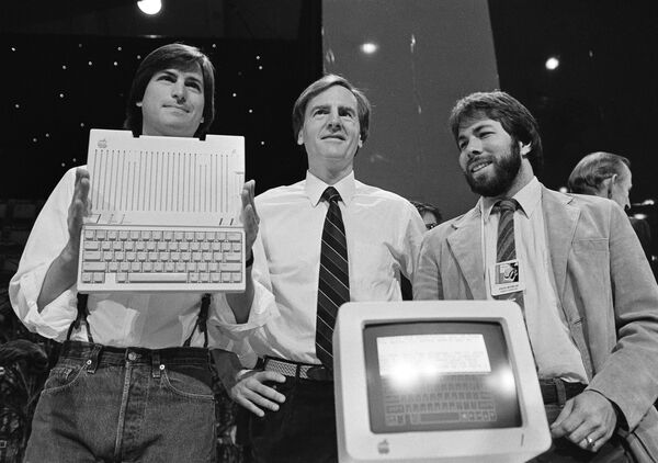 米カリフォルニア州サンフランシスコで新型パソコン「Apple IIc」を発表するアップル・コンピュータ社（現アップル）会長のスティーブ・ジョブズ氏（左）、社長兼CEOのジョン・スカリー氏（中央）、共同創業者のスティーブ・ウォズニアック氏（右）（1984年4月24日） - Sputnik 日本