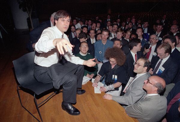 米ニューヨーク市のジャヴィッツ・センターで行われたUNIXエキスポで、ネッキスト社の社長として市民に講演を行うスティーブ・ジョブズ氏（1991年10月30日） - Sputnik 日本