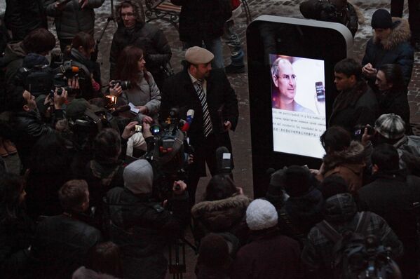 ロシア・サンクトペテルブルクの大学構内に設置されたiPhoneをかたどったスティーブ・ジョブズ氏の記念碑（2013年） - Sputnik 日本