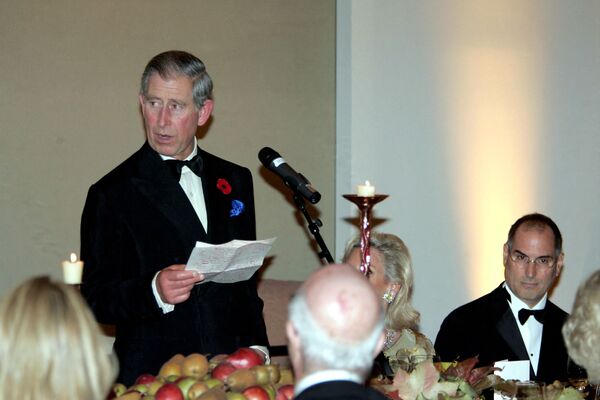 米カリフォルニア州サンフランシスコのデ・ヤング博物館で開催された夕食会でスピーチをするチャールズ皇太子とスティーブ・ジョブズ氏（2005年11月7日） - Sputnik 日本