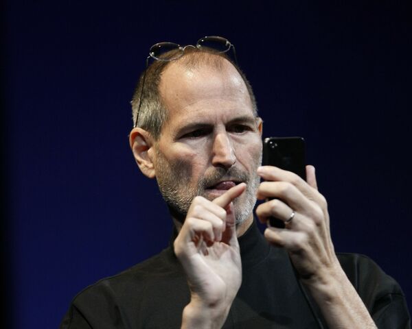 米カリフォルニア州サンフランシスコで開催されたアップル・ワールドワイド・デベロッパーズ・カンファレンスで、「iPhone4」を操作するアップル社CEOのスティーブ・ジョブズ氏（2010年6月7日） - Sputnik 日本