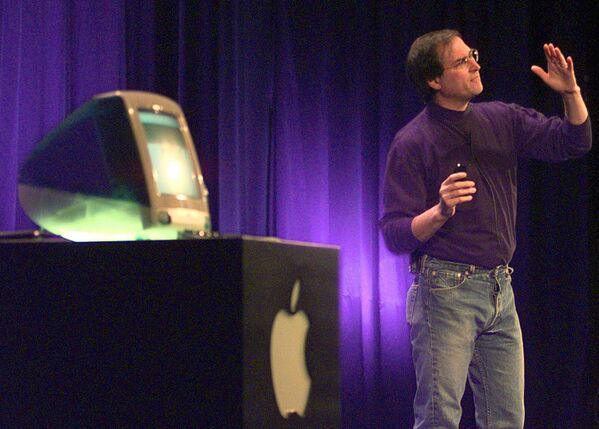 米カリフォルニア州クパチーノで新発売のコンピュータ「iMAC」を紹介するアップルコンピューター社（現アップル）会長のスティーブ・ジョブズ氏（1998年10月14日） - Sputnik 日本