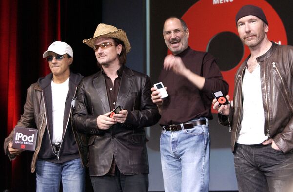 米カリフォルニア州サンノゼで行われたiPodの新作発表会で、並んでポーズをとる（左から）インタースコープ・レコーズで会長のジミー・アイオビン氏、ロックバンド「U2」のボノ氏、スティーブ・ジョブズ氏、ロックバンド「U2」のエッジ氏（2004年10月26日） - Sputnik 日本