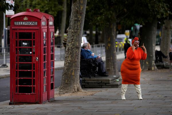 米ロンドンで、写真撮影のため電話ボックスの前でポーズをとるモデル - Sputnik 日本