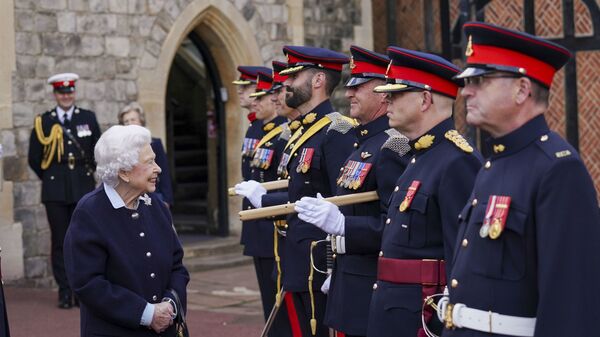 Британская королева Елизавета II встречается с членами Королевского артиллерийского полка Канады в Виндзорском замке - Sputnik 日本