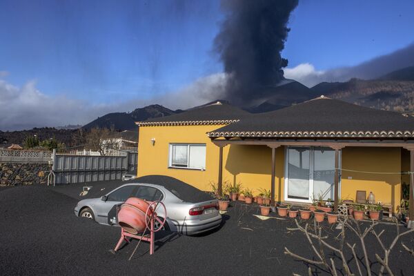 スペインのラ・パルマ島で、噴火を続けるクンブレビエハ火山の火山灰が降り注いだ民家 - Sputnik 日本