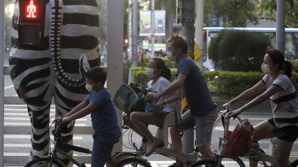 Велосипедисты в масках у светофора в виде зебры в Тайбэе, Тайвань - Sputnik 日本