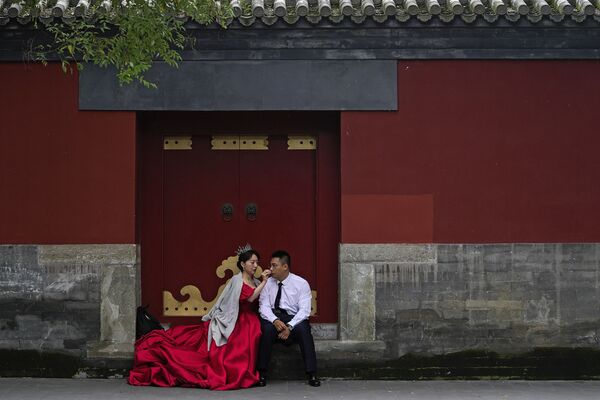 中国・北京で国慶節（建国記念日）の連休中、紫禁城でウェディング写真の撮影を待つ夫婦 - Sputnik 日本