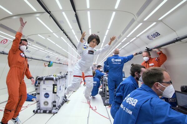 欧州宇宙機関（ESA）のメンバーと無重力飛行を行う、イタリアのサマンサ・クリストフォレッティ宇宙飛行士のバービー人形 - Sputnik 日本