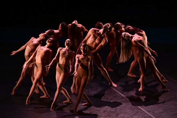 イタリア・ミラノの歌劇場「スカラ座」の舞台で公演するバレエダンサーら - Sputnik 日本