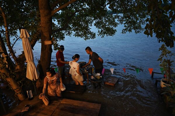 タイ中部・ノンタブリー県で、水が押し寄せる中レストラン「Chaopraya Antique」で食事をする人々 - Sputnik 日本