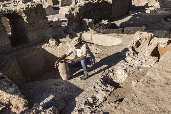 イスラエル・ヤブネで発見されたワイナリーの遺跡で、壺を調べる考古学者 - Sputnik 日本