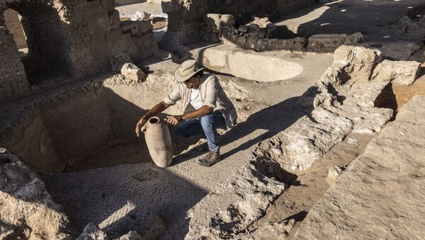 イスラエル・ヤブネで発見されたワイナリーの遺跡で、壺を調べる考古学者 - Sputnik 日本