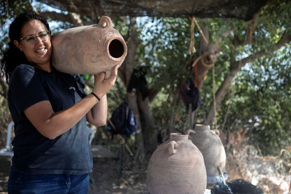 イスラエル・ヤブネで発見されたワイナリーの遺跡で、壺を運ぶ担当者 - Sputnik 日本