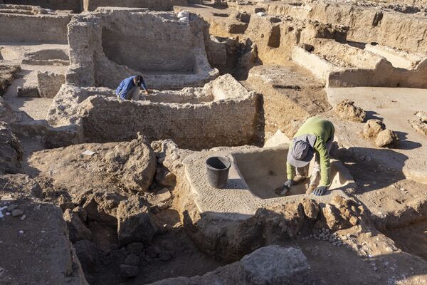 イスラエル・ヤブネで発見されたワイナリーの遺跡で、発掘作業にあたる　考古学庁の職員 - Sputnik 日本
