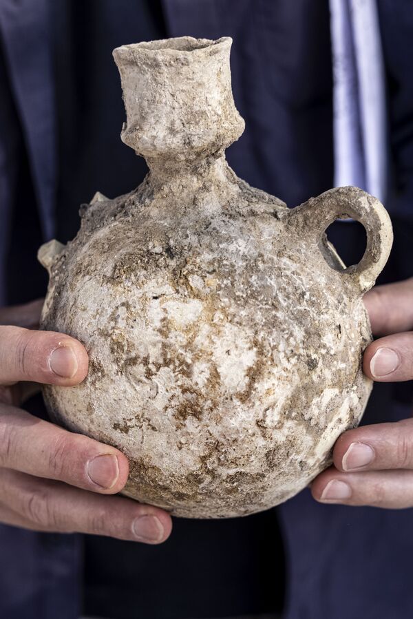 イスラエル・ヤブネで発見されたワイナリーの遺跡から出土した壺 - Sputnik 日本