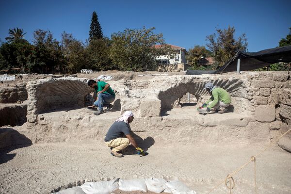 イスラエル・ヤブネで発見されたワイナリーの遺跡で、床を掃除する考古学庁の職員 - Sputnik 日本