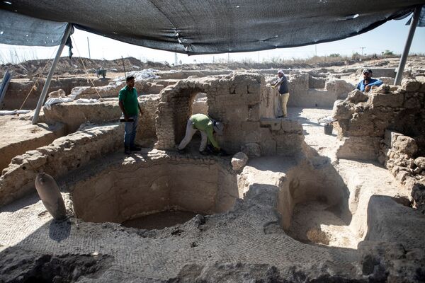 イスラエル・ヤブネで発見されたワイナリーの遺跡に立つイスラエル考古局の職員ら - Sputnik 日本