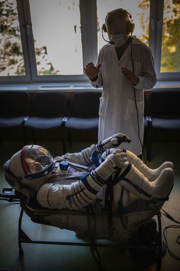 モスクワ郊外のガガーリン宇宙飛行士訓練センターで、宇宙服のフィットチェックを受ける前澤友作氏 - Sputnik 日本