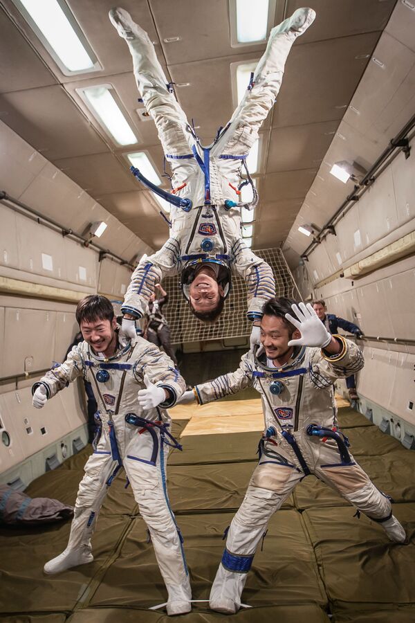 モスクワ郊外で無重力飛行の訓練をする前澤友作氏、平野陽三氏、小木曽詢氏 - Sputnik 日本