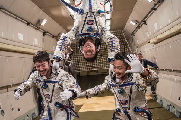 ロシア・ガガーリン宇宙飛行士訓練センターで無重力飛行の訓練をする前澤友作氏（上）、平野陽三氏（右）、小木曽詢氏（左） - Sputnik 日本