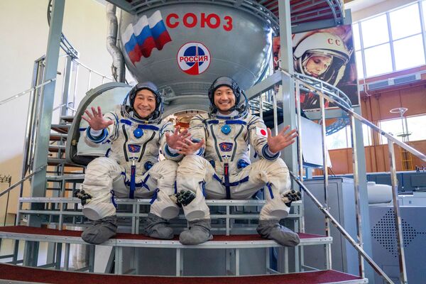宇宙船「ソユーズ」のシミュレーターを背に写真を撮る前澤友作氏と平野陽三氏 - Sputnik 日本