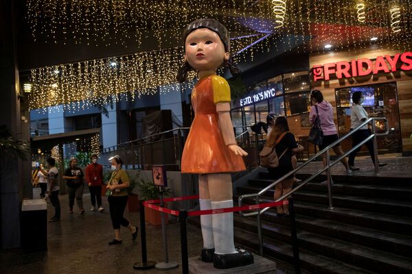 フィリピン・ケソン市のショッピングモールに置かれた、『イカゲーム』に登場する巨大人形 - Sputnik 日本