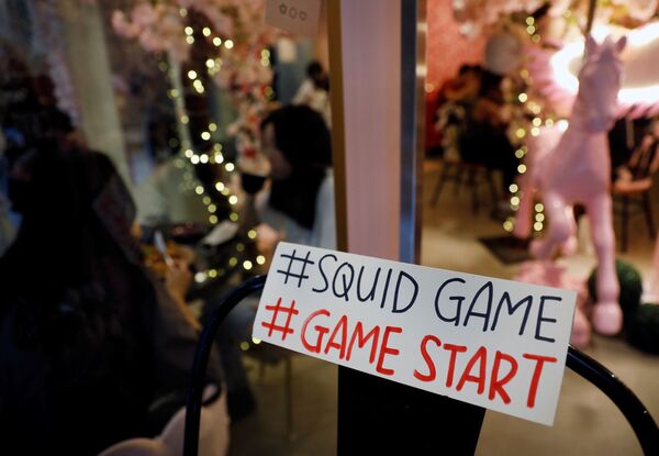 『イカゲーム』劇中で行われたゲームの開催を告知するシンガポールのカフェ - Sputnik 日本