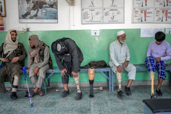 アフガニスタン・カブールにある赤十字リハビリテーションセンターで、新しい義足を装着するタリバン戦闘員（ロシアではテロ組織、活動禁止） - Sputnik 日本