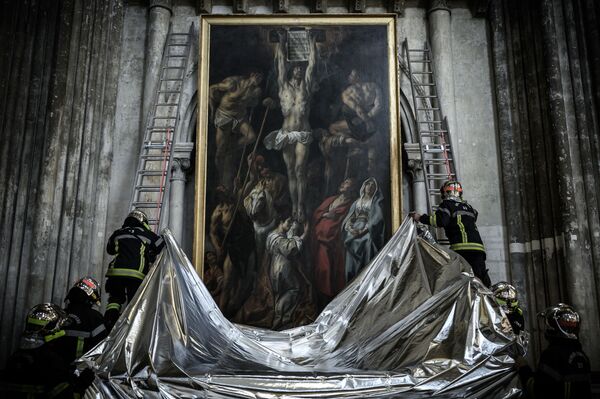 フランス・ボルドーにあるサン・タンドレ大聖堂で、消防訓練で絵画に防炎シートをかぶせる消防隊員 - Sputnik 日本
